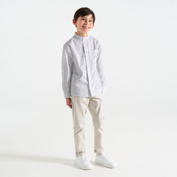 قميص بياقة "ماو" مُزيَّن برسوم، باللون الأبيض للفتيان.